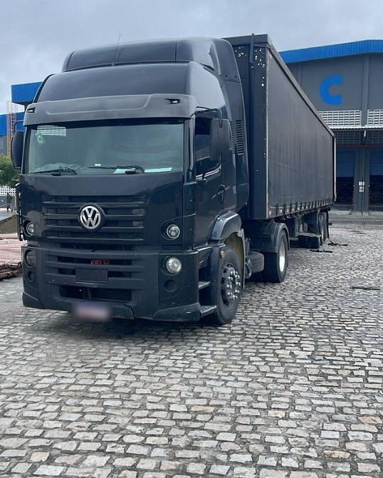 Carreta Volkswagen preta estacionada em pátio de paralelepípedos em Cabo de Santo Agostinho
